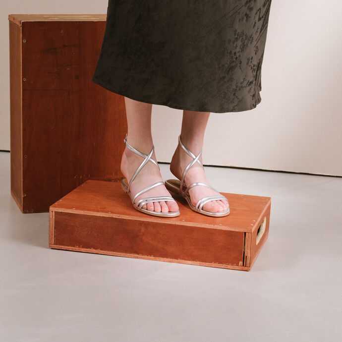Sandales plates à brides et lanières  en cuir métallisé argent