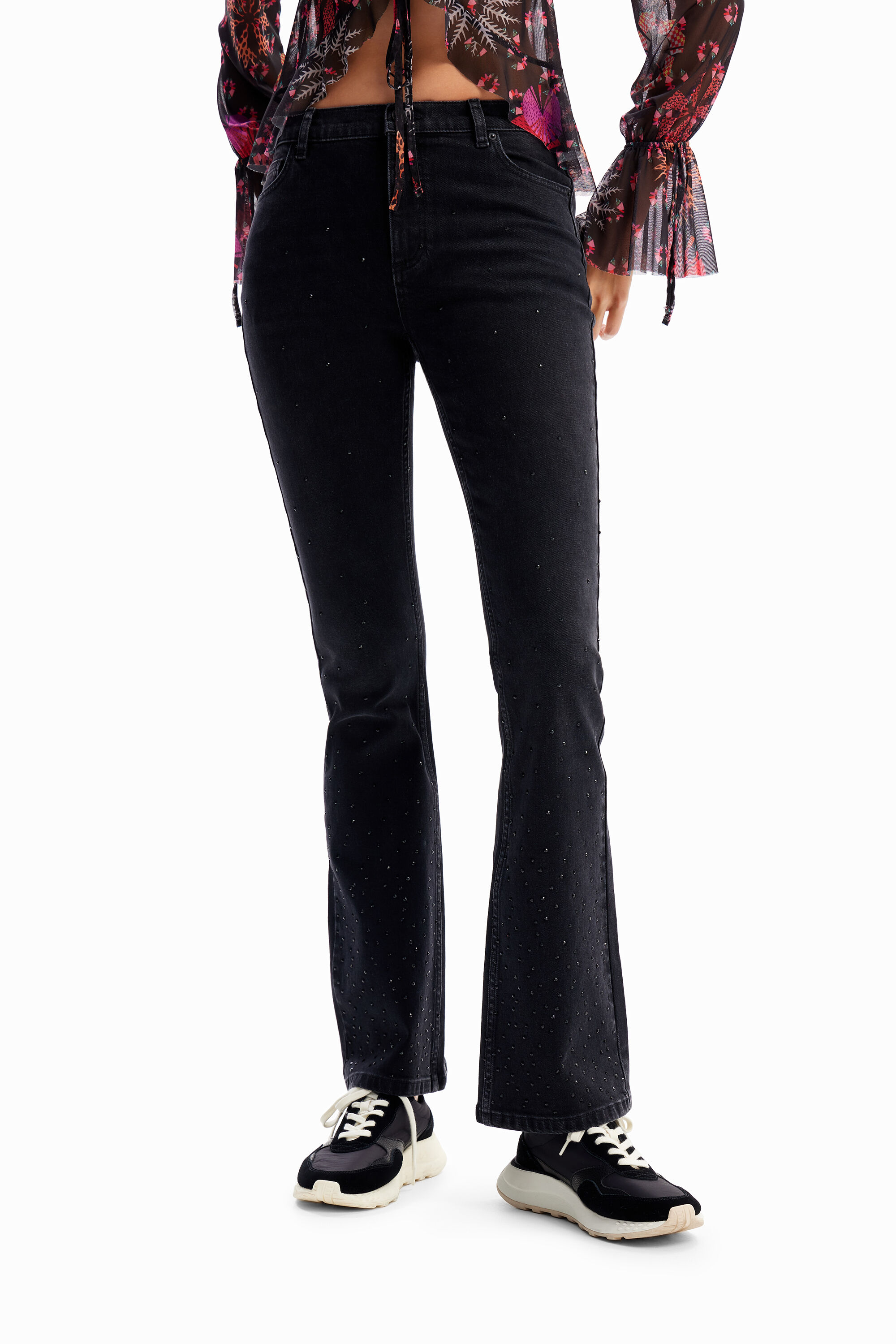 calça jeans flare com strass