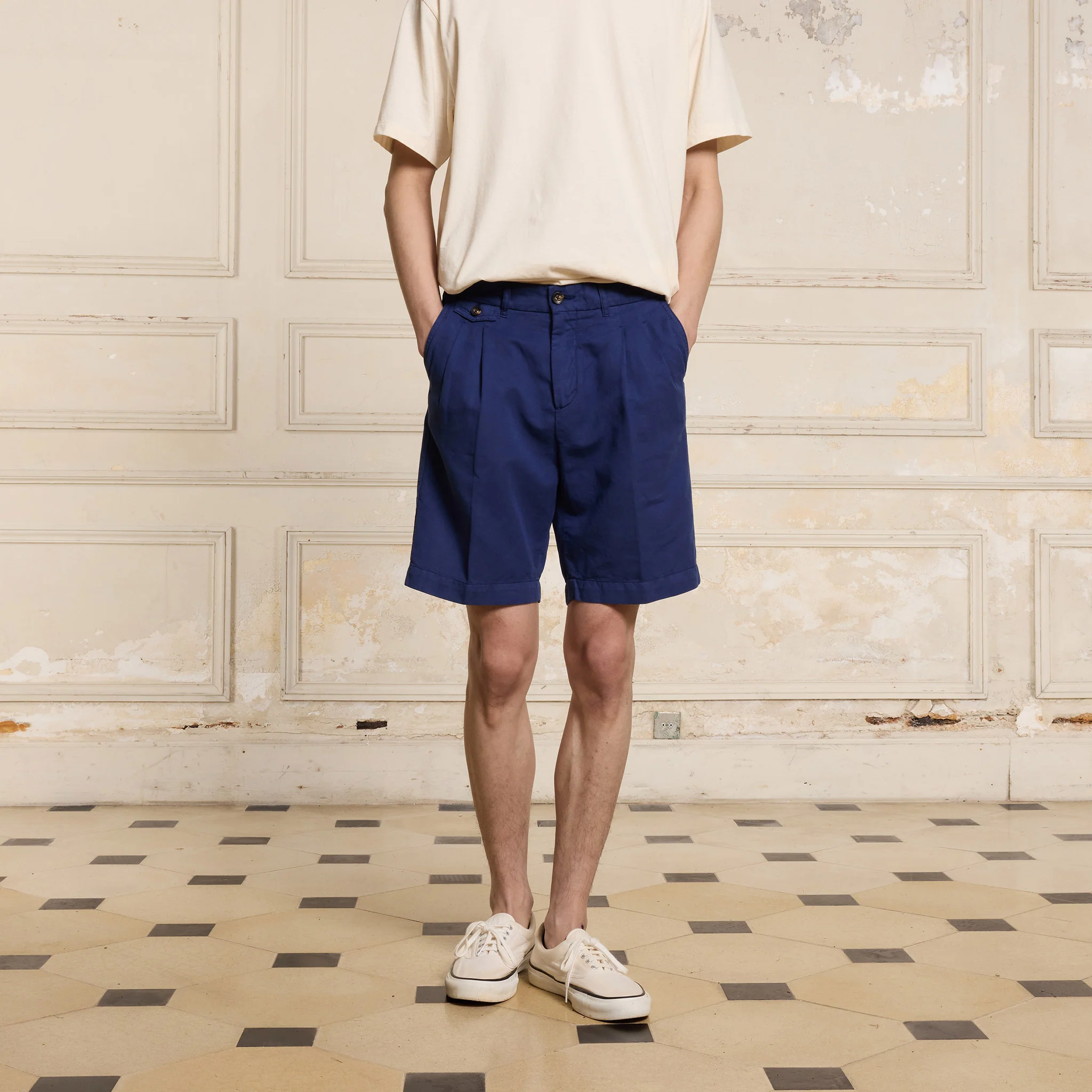 Indigo cotton and linen double-pleated shorts