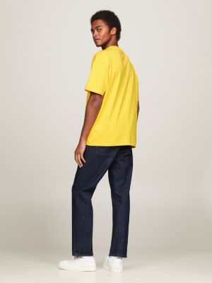 Camiseta com bolso e patch de brasão