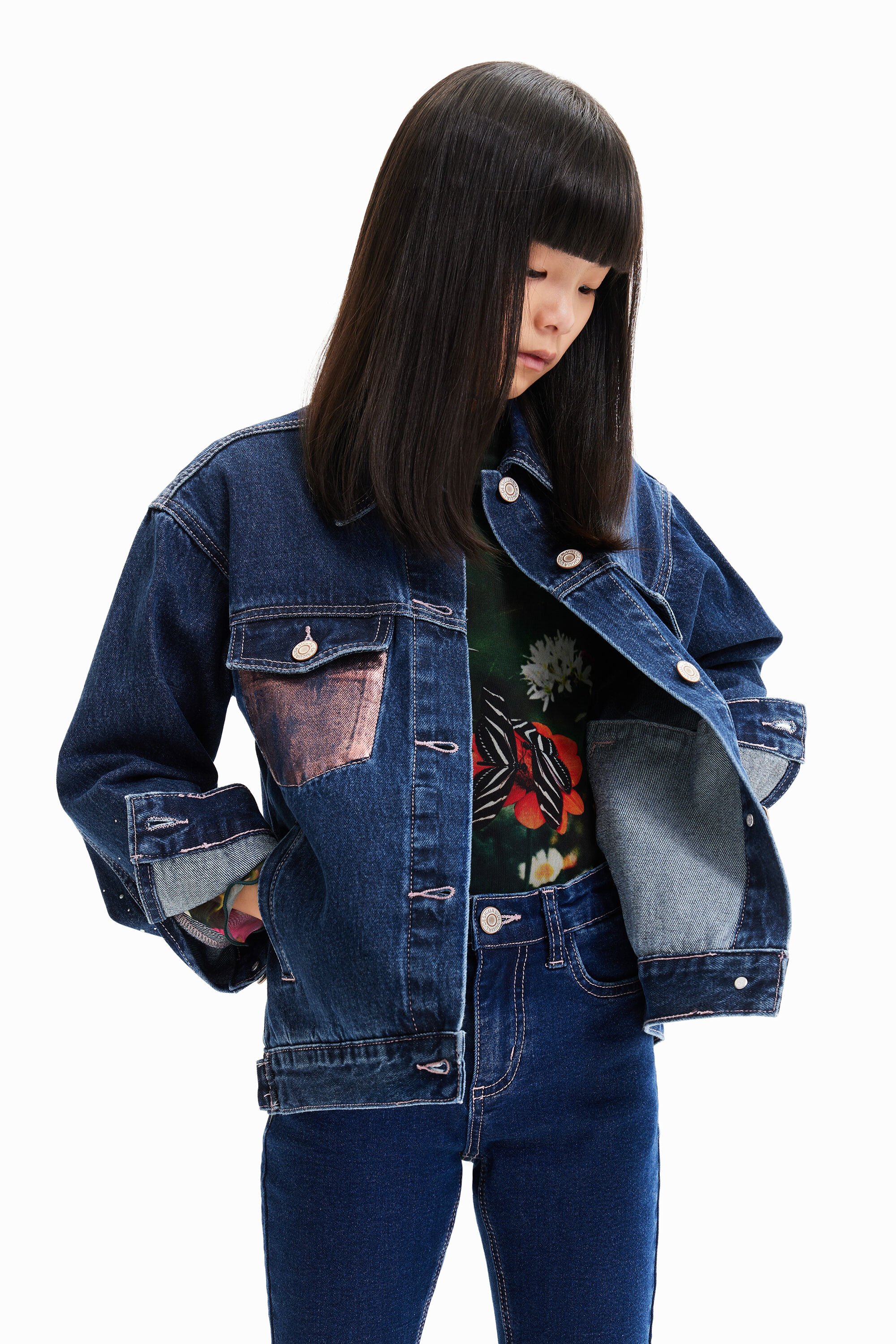 Jaqueta jeans trucker em formato de coração