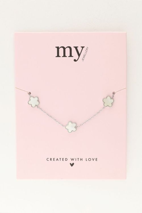 Minimalistische armband met drie parelmoer bloemen