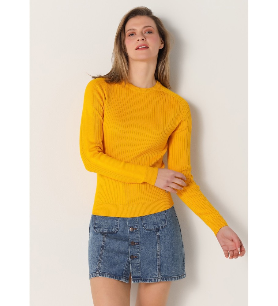 Camisa Lois com mangas raglan caneladas e modelagem ajustada, amarela.