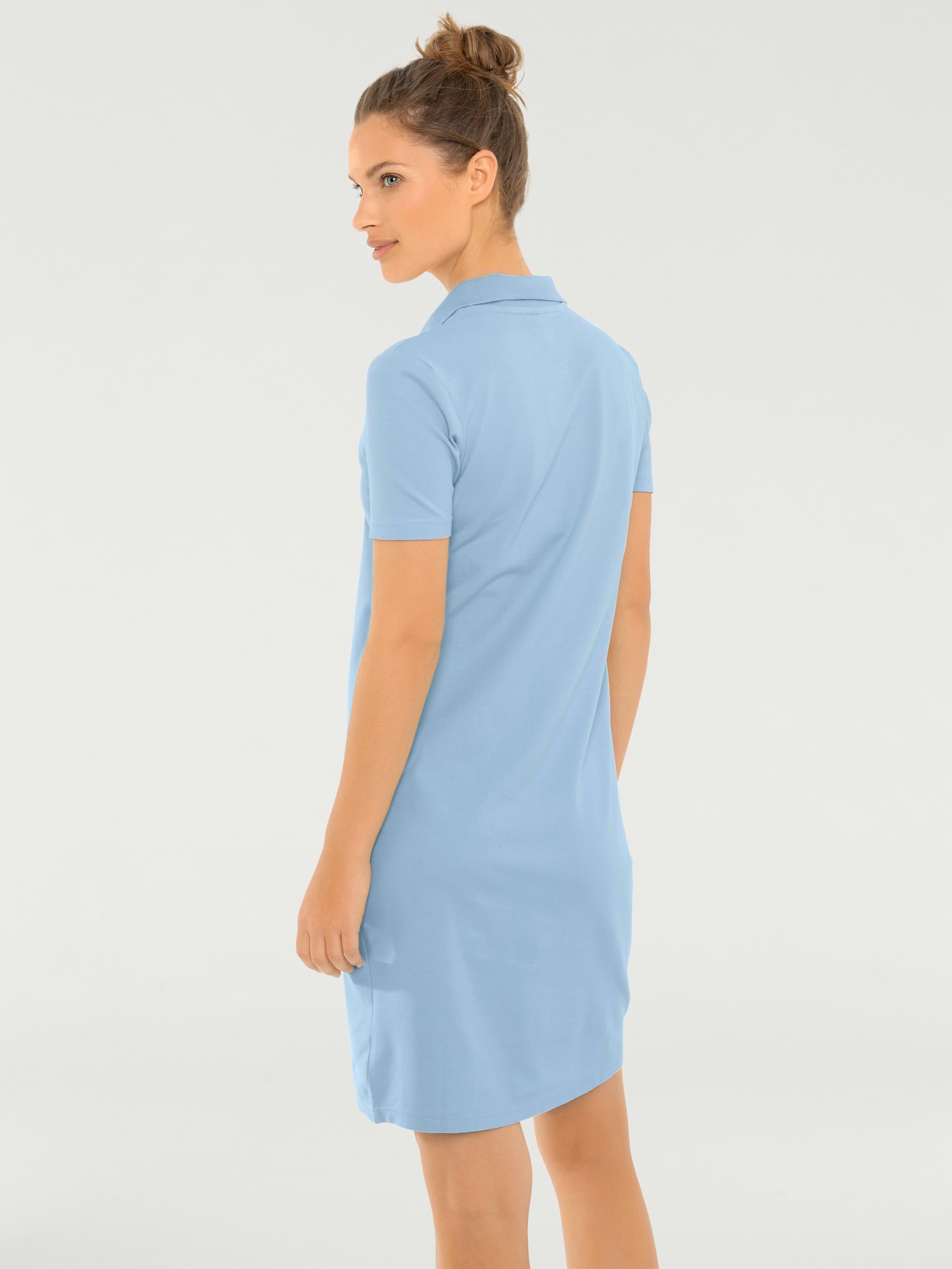 Robe longueur au-dessus du genou, style polo