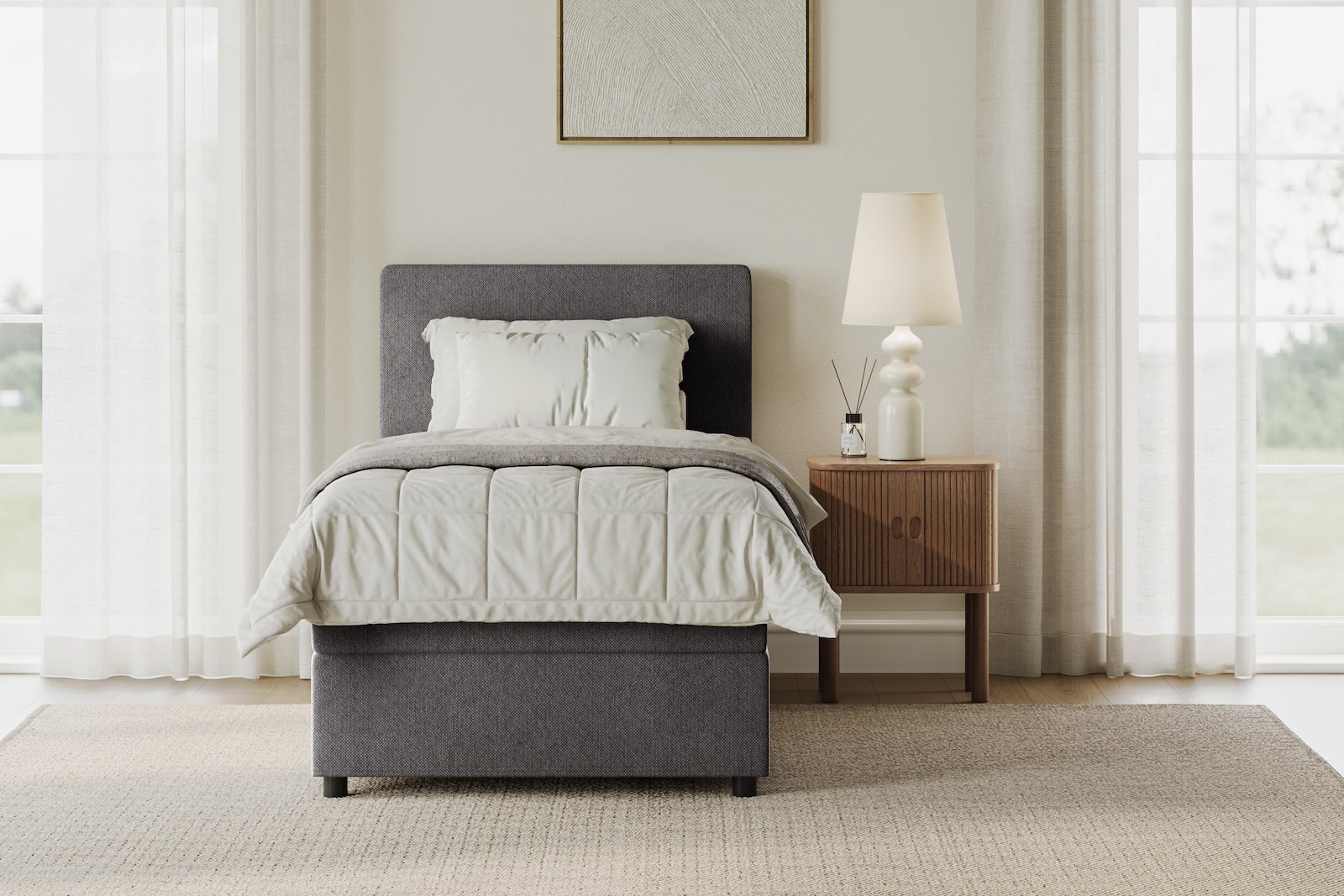 Premium 10 oppbevaringsseng 90x200 cm Magasinseng med oppbevaring, åpnes fra siden. I tekstil storm 97 grå, med medium fasthetsgrad og premium 10 overmadrass, Sorte ben. Sengegavl selges separat.