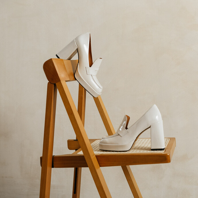 Mocassins à talons  en vernis écru