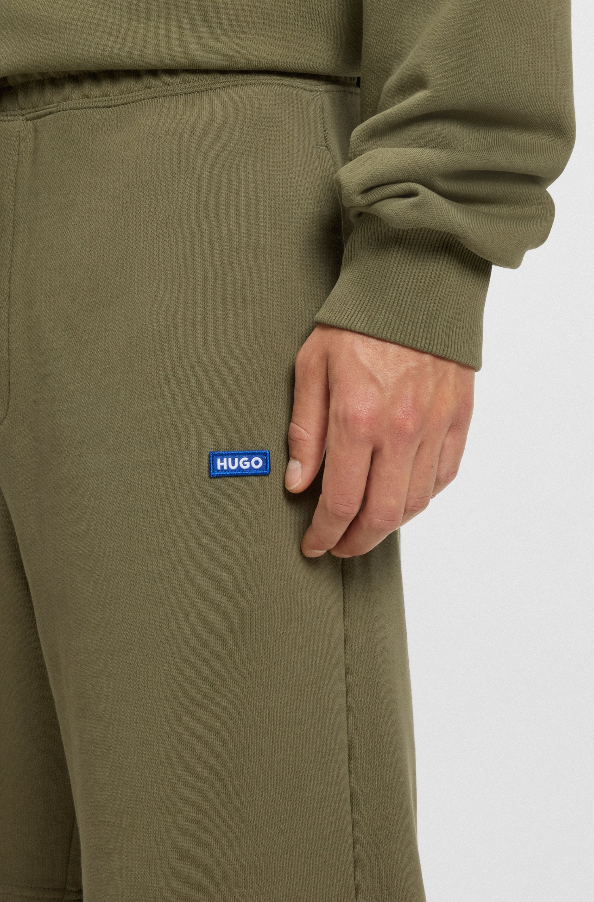 HUGO Blue Sweatshorts »Nasensio«  mit Markenlabel