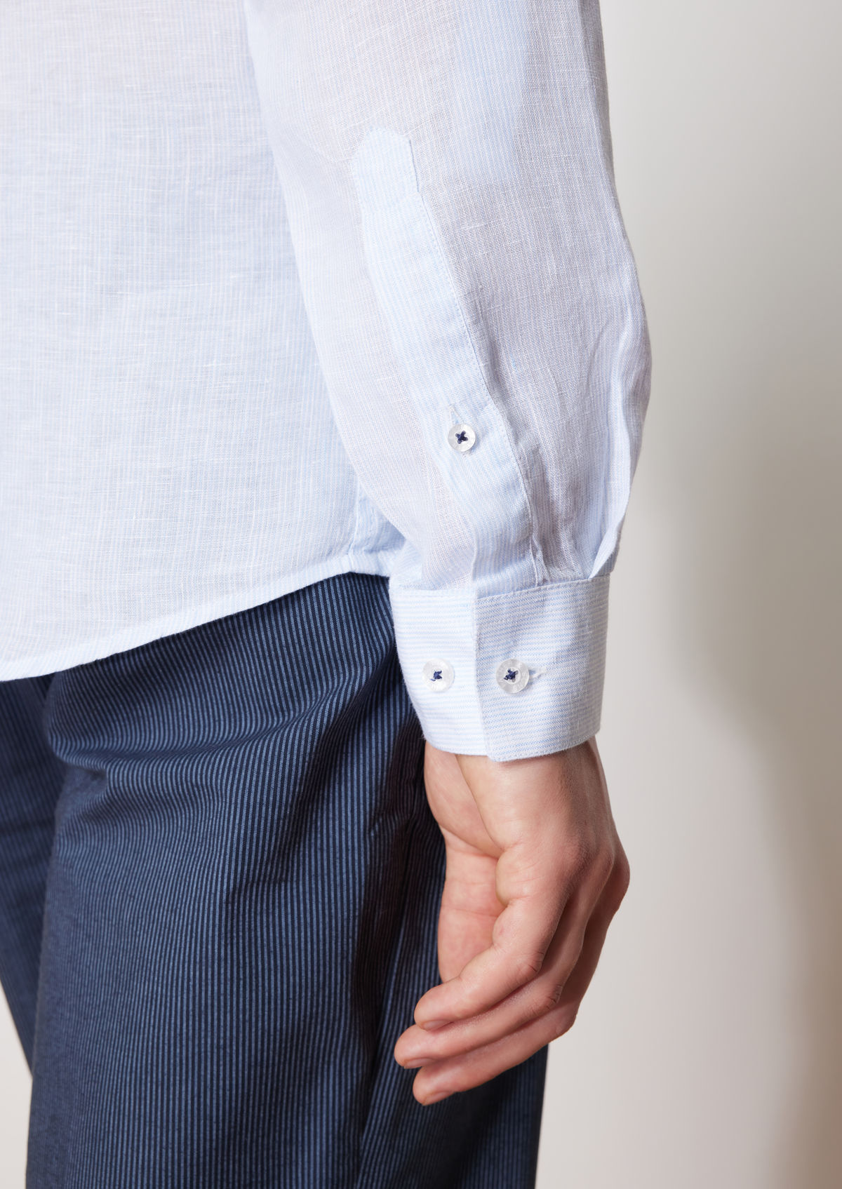 Chemise sport Slim en lin blanc à rayures bleu ciel à col officier