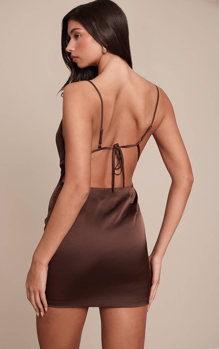 Marron Robe Courte Droite En Satin À Col Bénitier