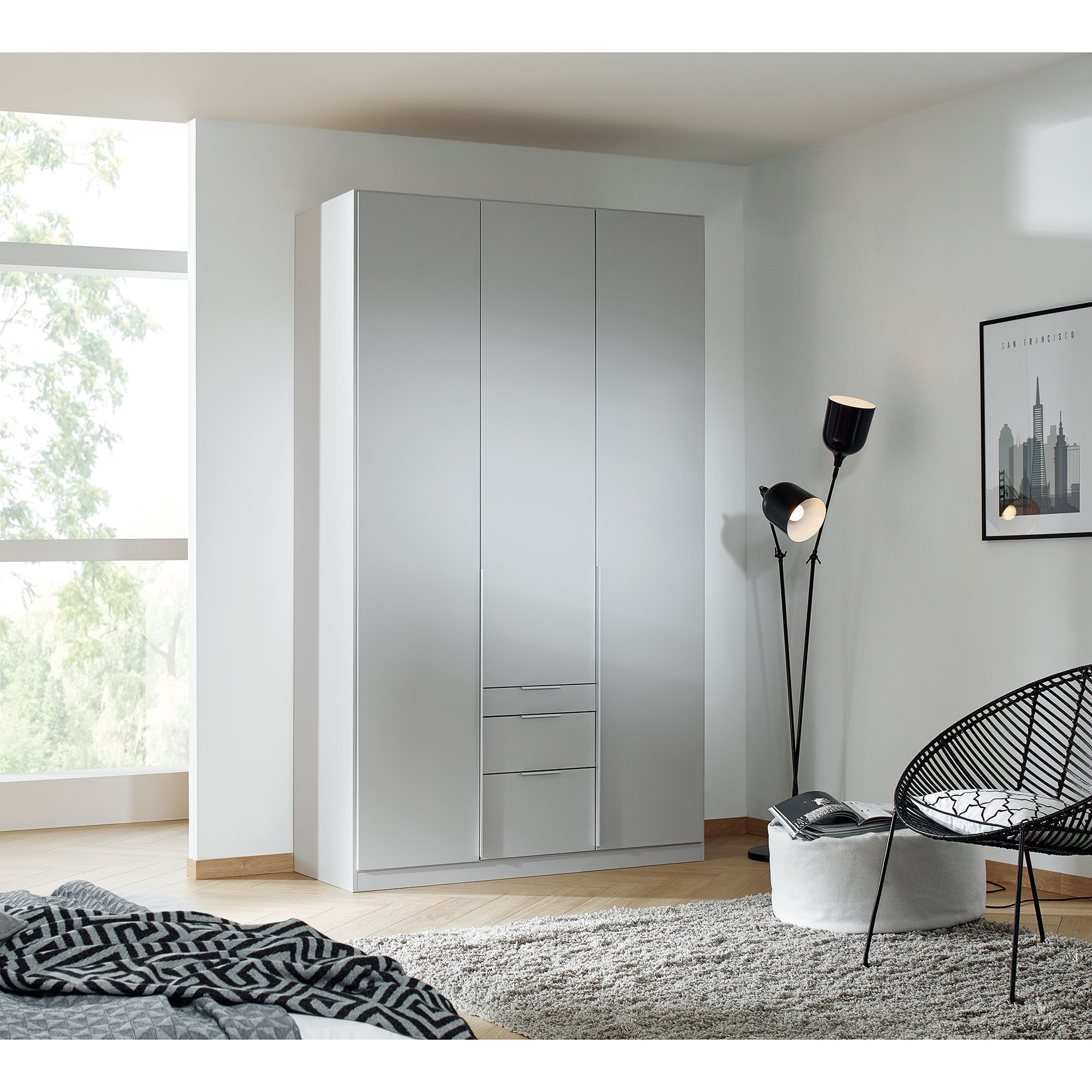 Drehtürenschrank - seidengrau - 3-türig - 3 Schubkästen - 136x229 cm