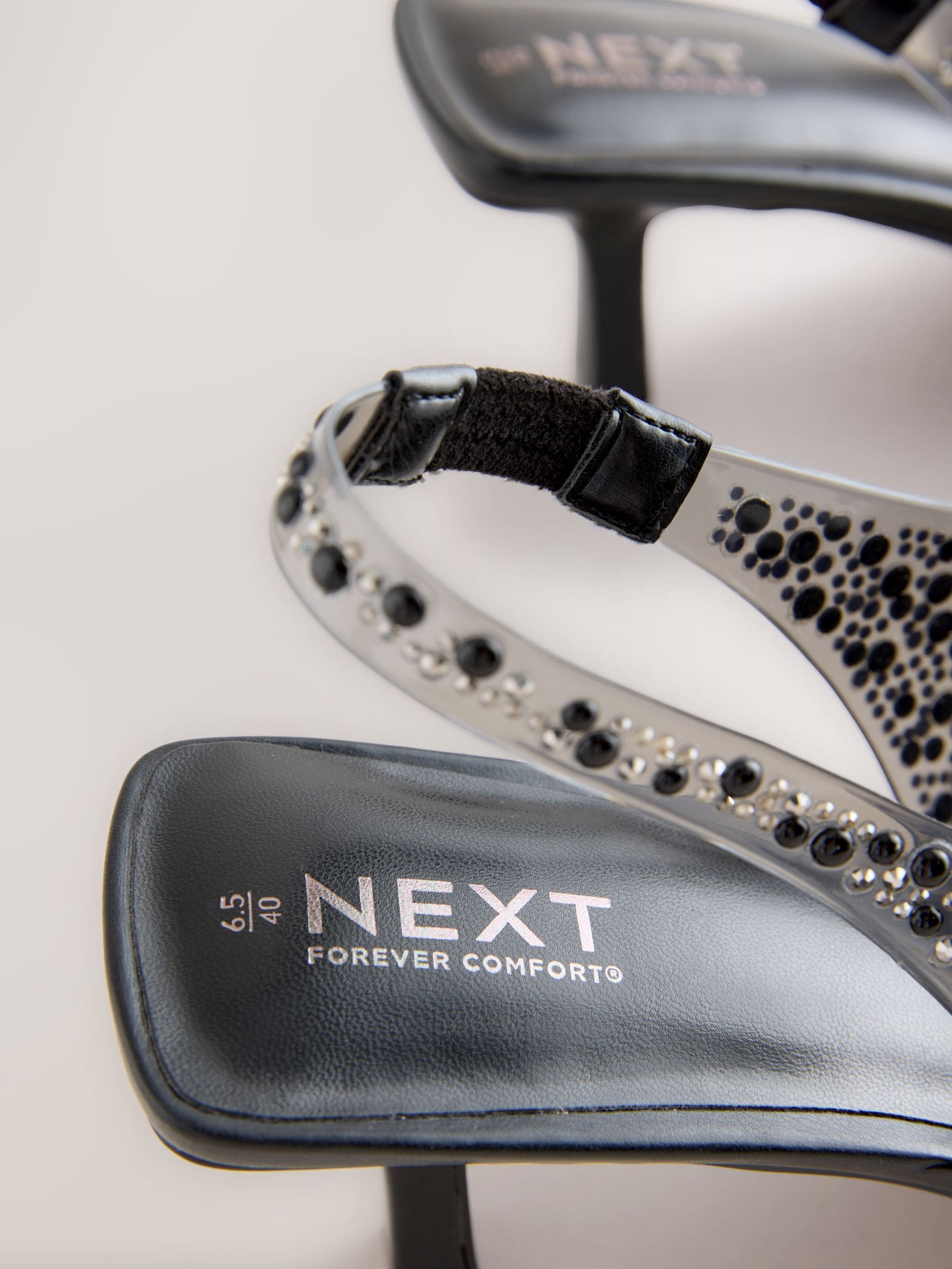 Zwart - Forever Comfort® puntige slingback-hakken met vinyl en sierstenen