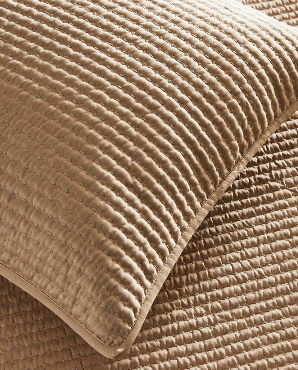 CAPA DE ALMOFADA COM COSTURA DETALHADA