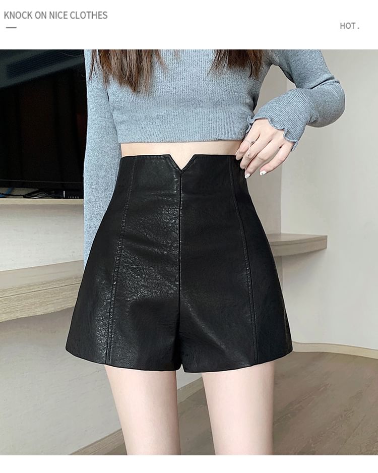 Dragan Pulse - Hoge taille, effen imitatieleren shorts met wijde pijpen