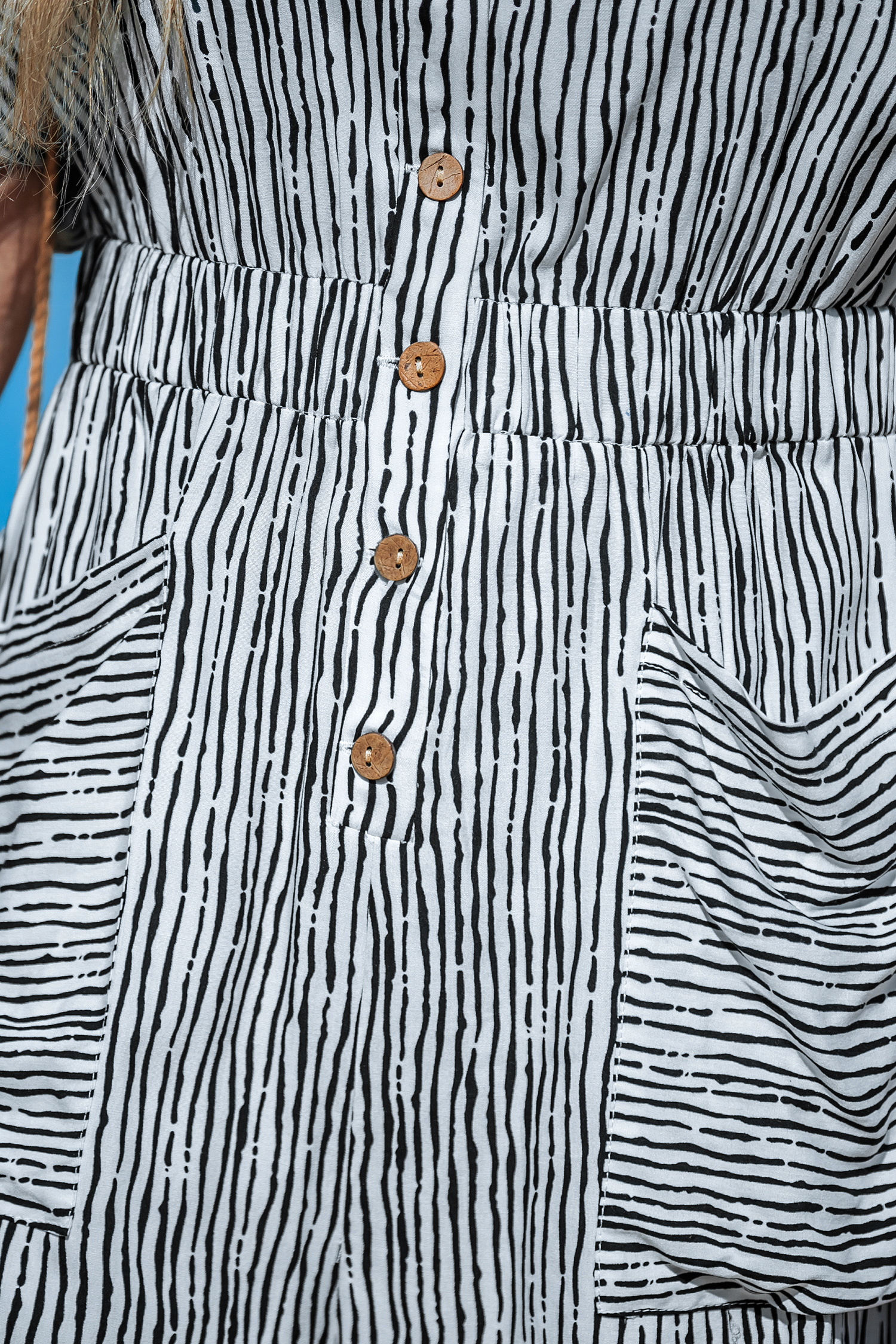 Combishort avec boutons à rayures irrégulières noir et blanc