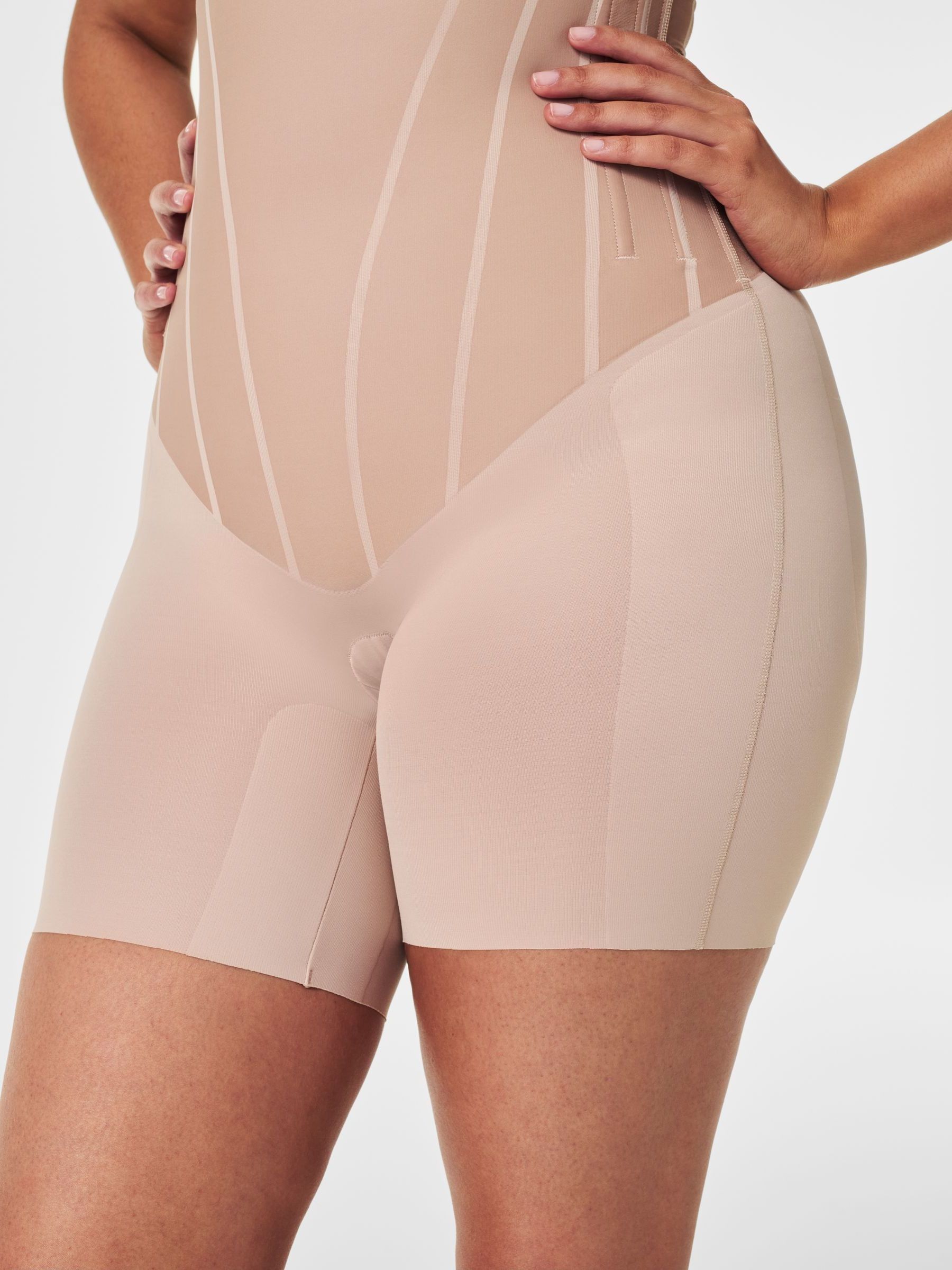 Licht beige - SPANX SPANXsupersculpt™ TotalContour High-Waisted Mid-Thigh Shorts