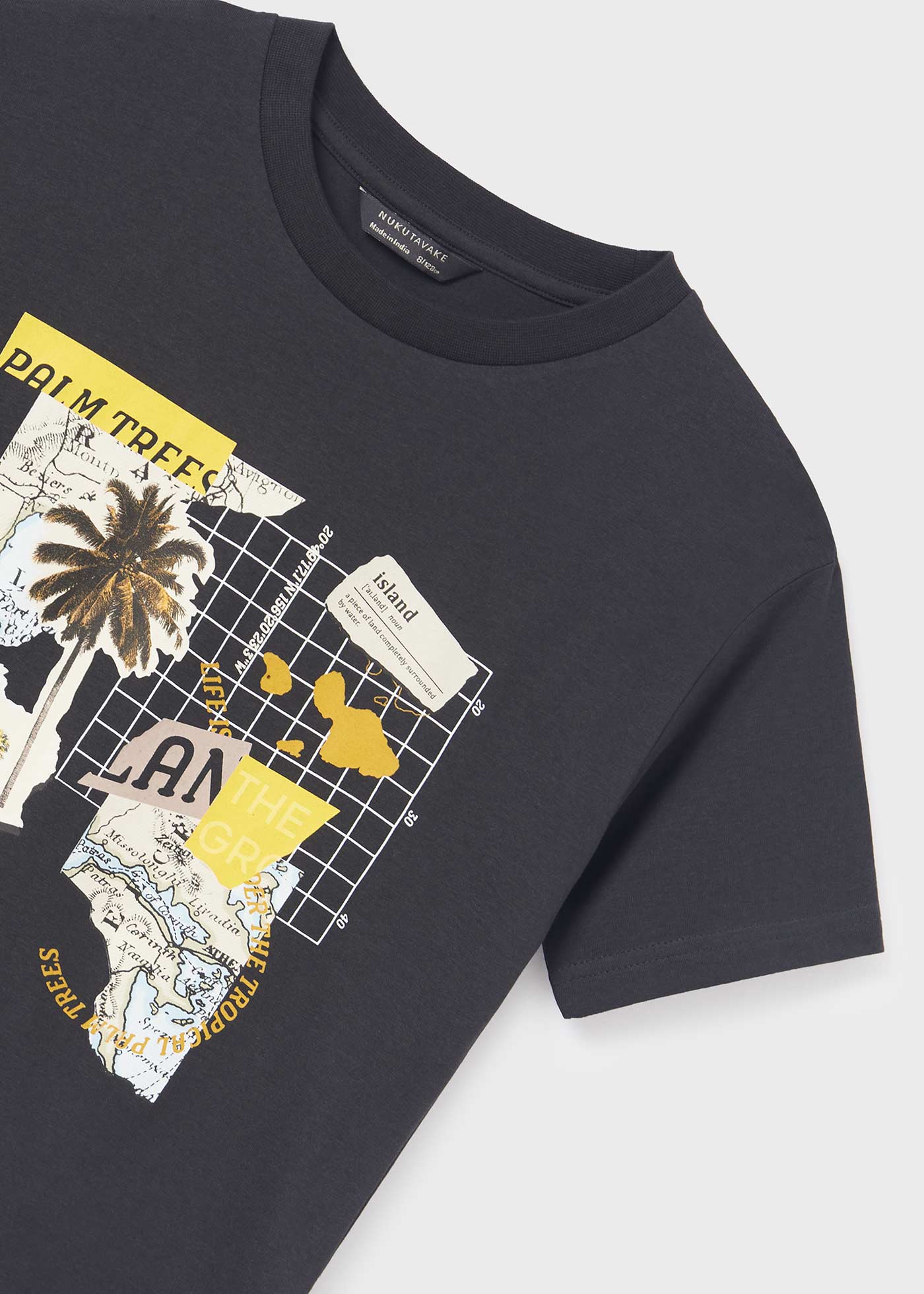 Camiseta infantil com estampa sustentável em algodão.