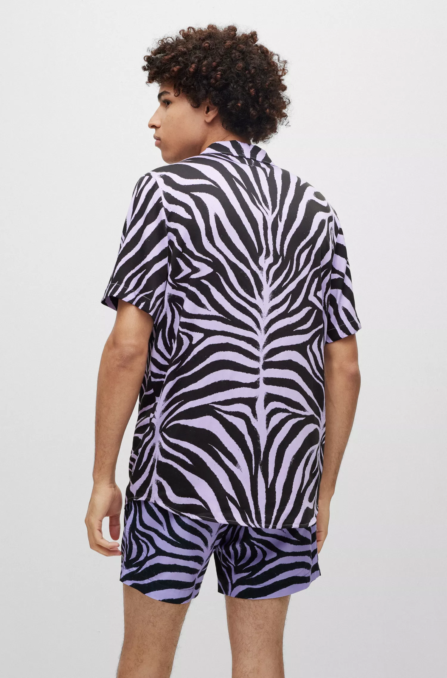 Camisa HUGO vermelha de corte relaxado em cetim estampado.