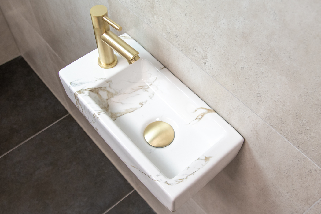 Mueller Mini Apa fonteinset links met wit marmeren fontein en gouden kraan