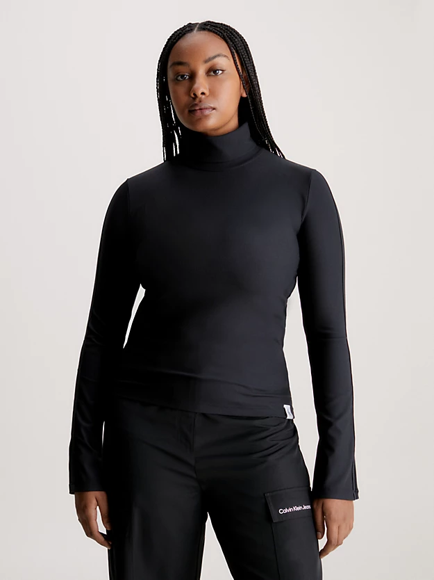 Blusa sem mangas com fenda e gola alta.