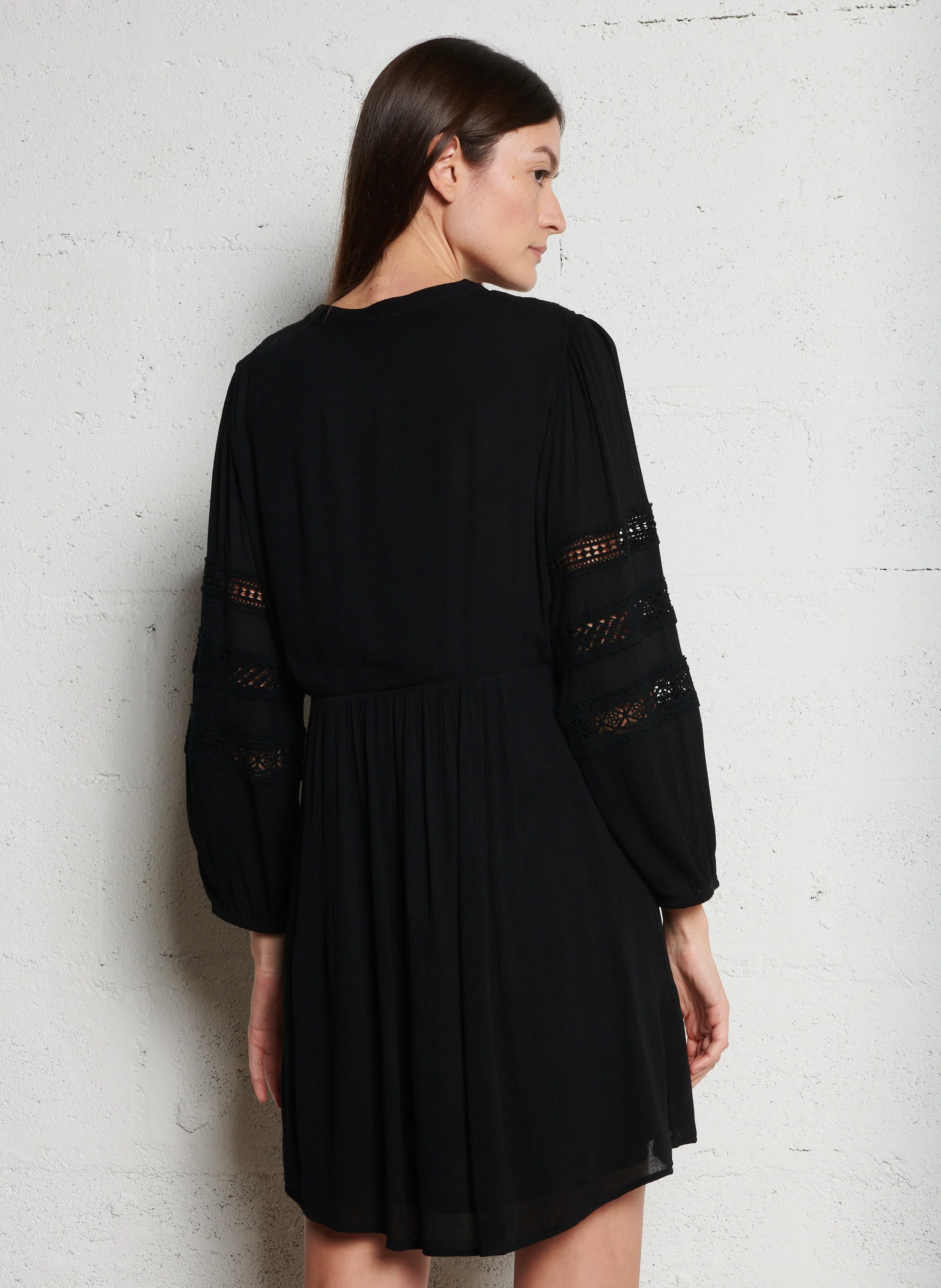 MUSE BIS - Robe droite à col V | Noir