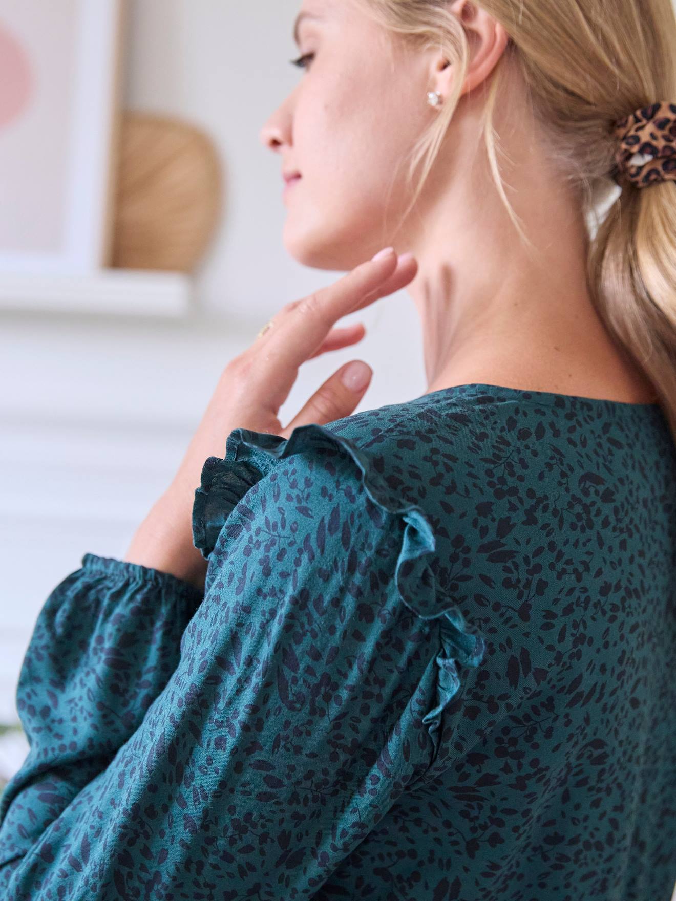 Blusa verde pinho para gestantes e lactantes com estampa de babados