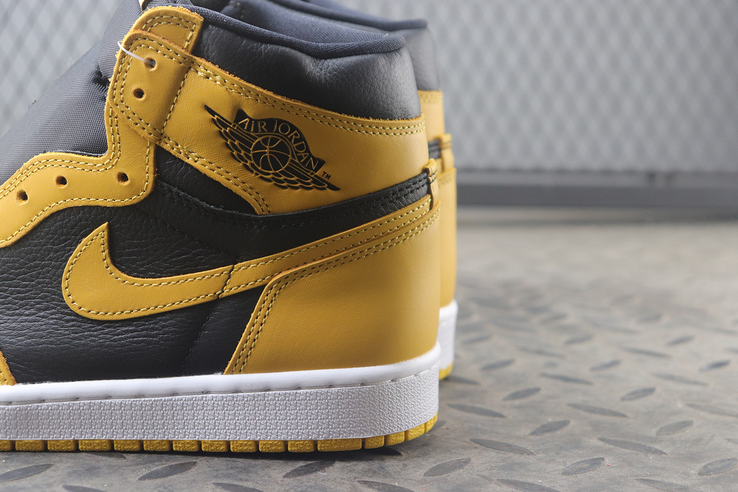 Jordan 1 Retro High OG Pollen
