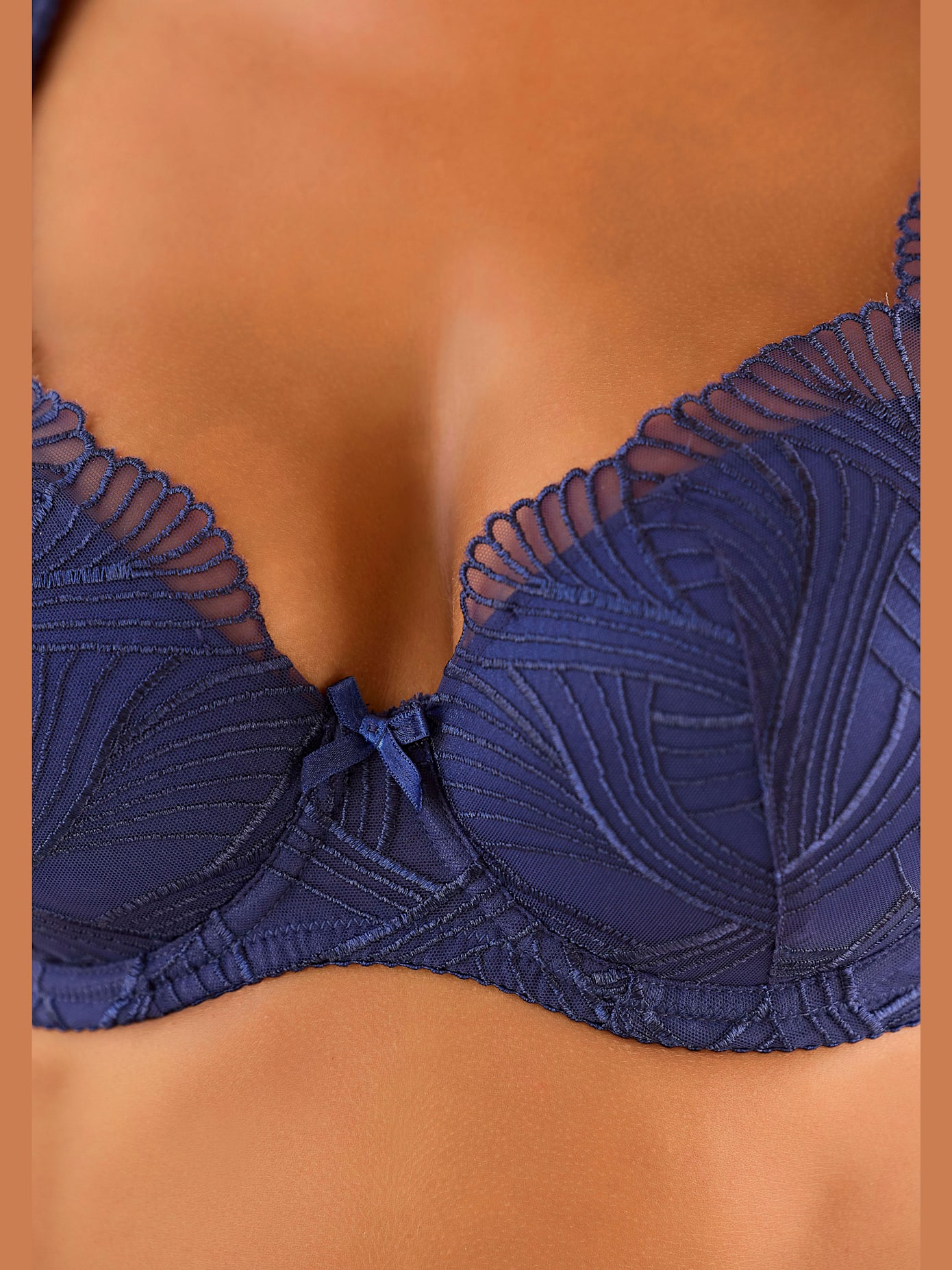 Soutien-gorge à coques tendance avec petit nœud décoratif au centre devant