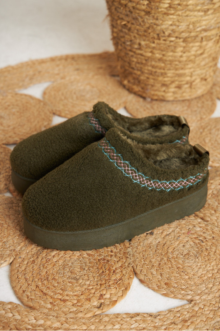 Bottines chaussons kaki en peau de moutons ouverts
