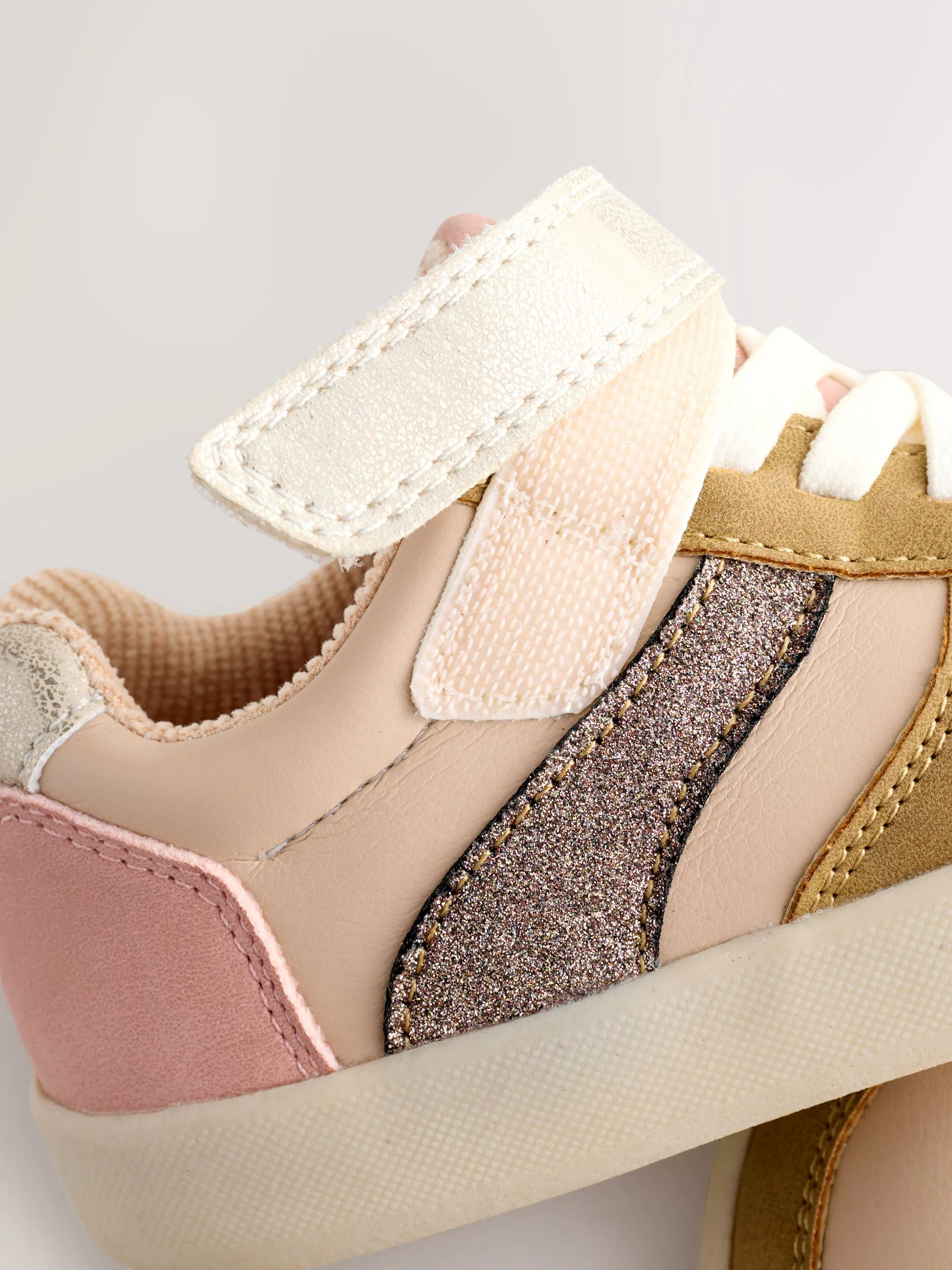 Neutraal - Sneakers met elastische veters en klittenbandsluiting