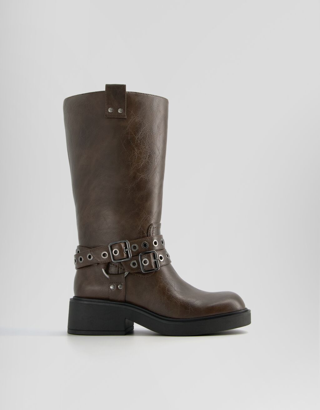 Botas de motociclista com fivelas e ilhós.
