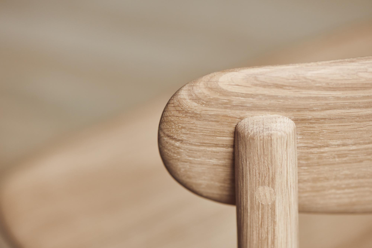 Bolia Merge eetkamerstoel met zitkussen wit gepigmenteerd eiken Memory Grey