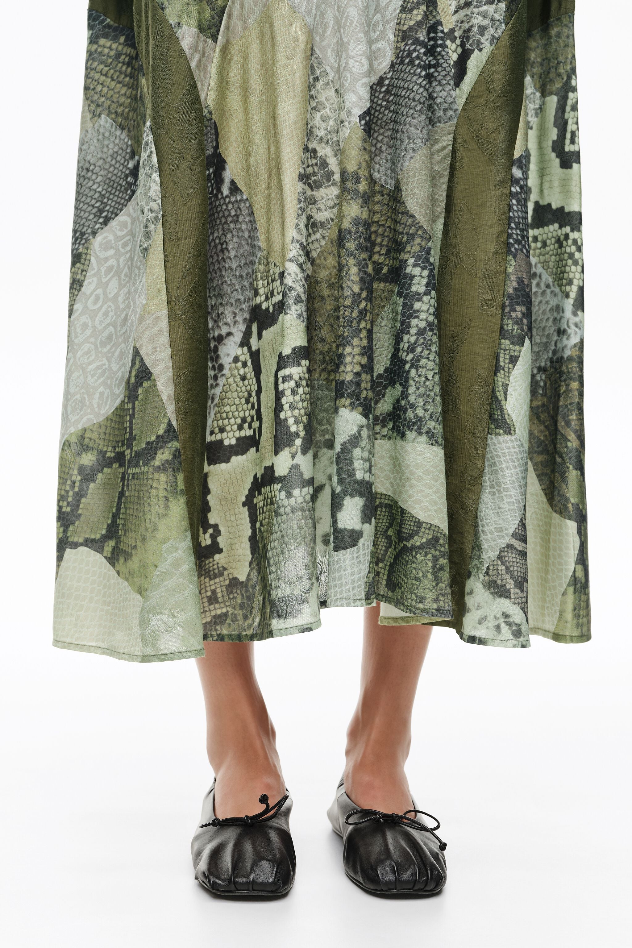 Vestido evasê com patchwork de cobra verde