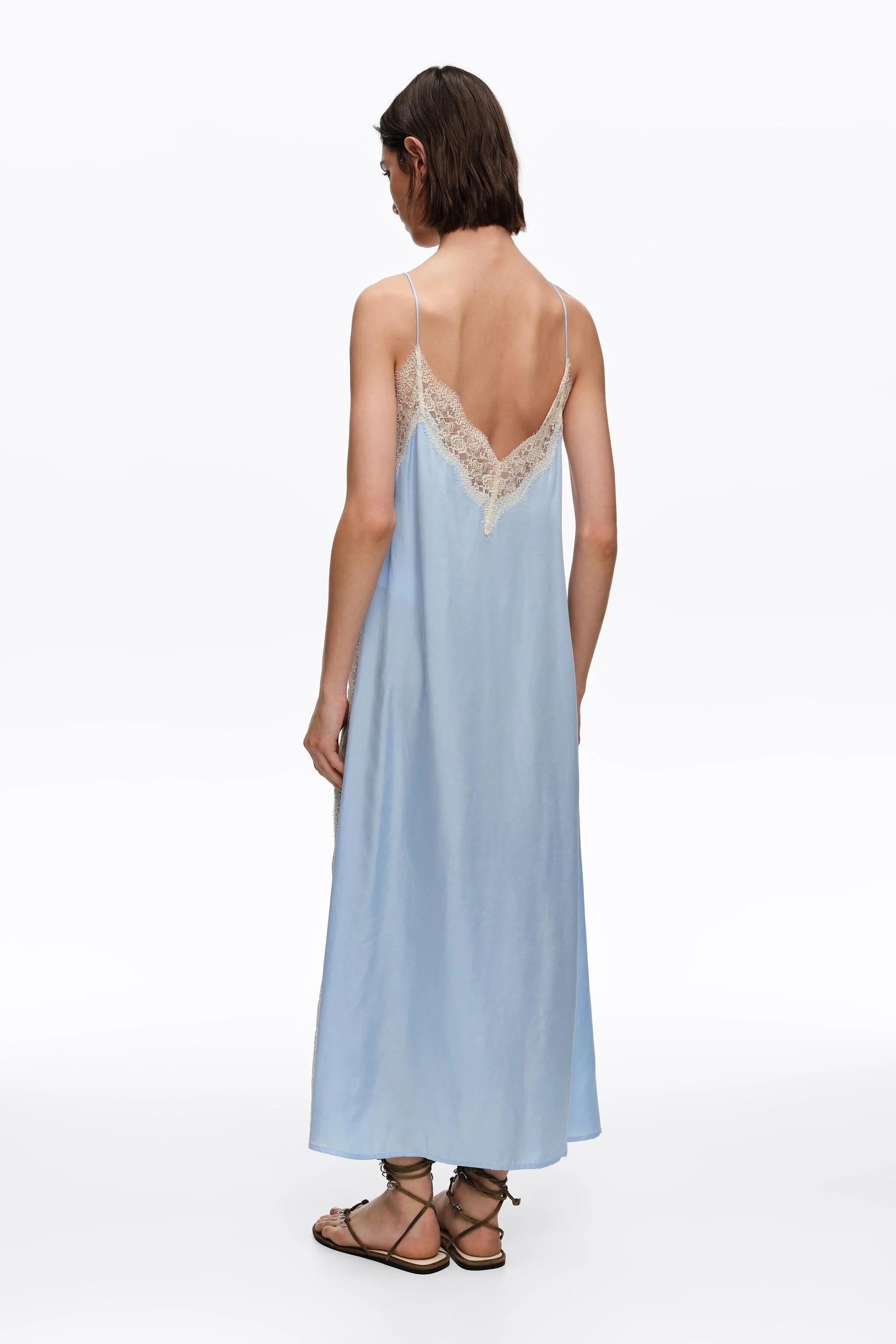Vestido de alça azul claro com renda contrastante