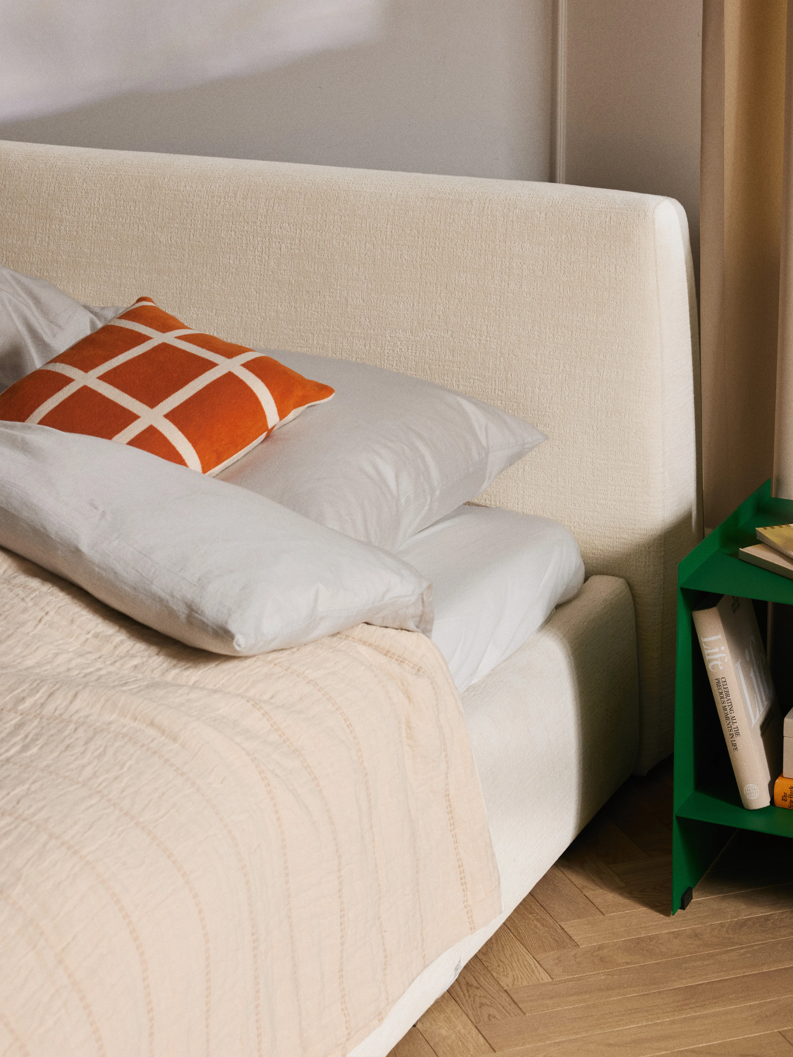 Gestoffeerd bed Cloud met opbergruimte