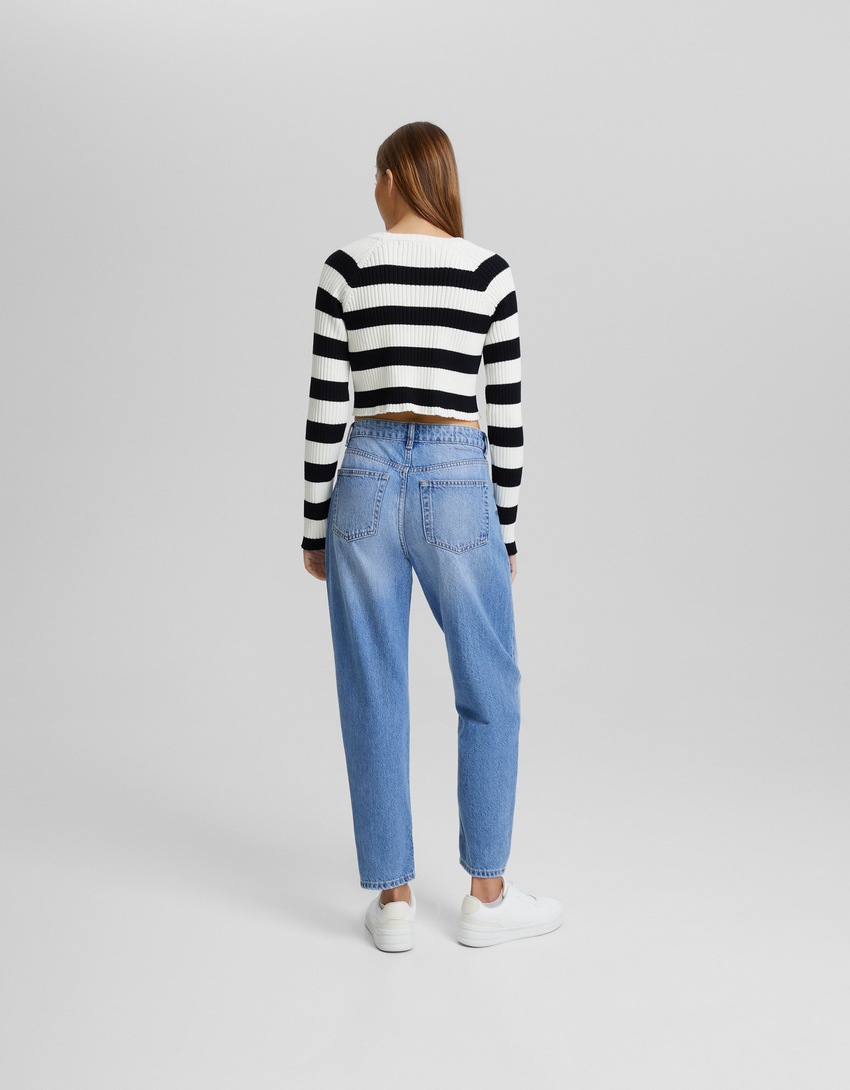 calça jeans de mãe