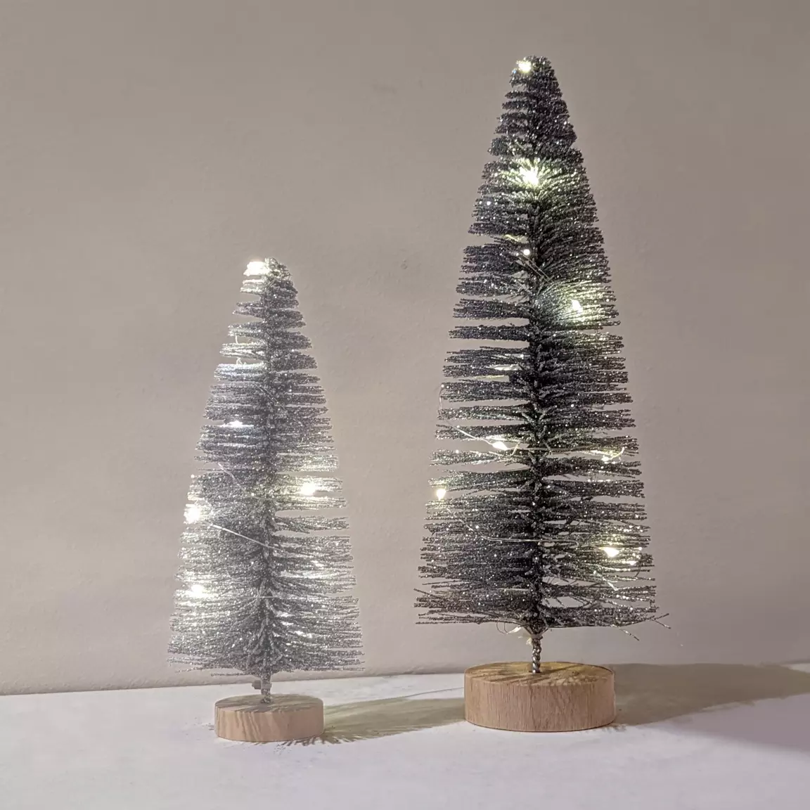Sapin lumineux à piles (H30 cm) Féérie Argent