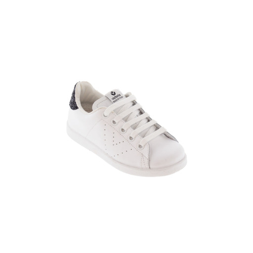 Tênis Victoria Tennis em couro branco com calcanhar brilhante e logotipo recortado.