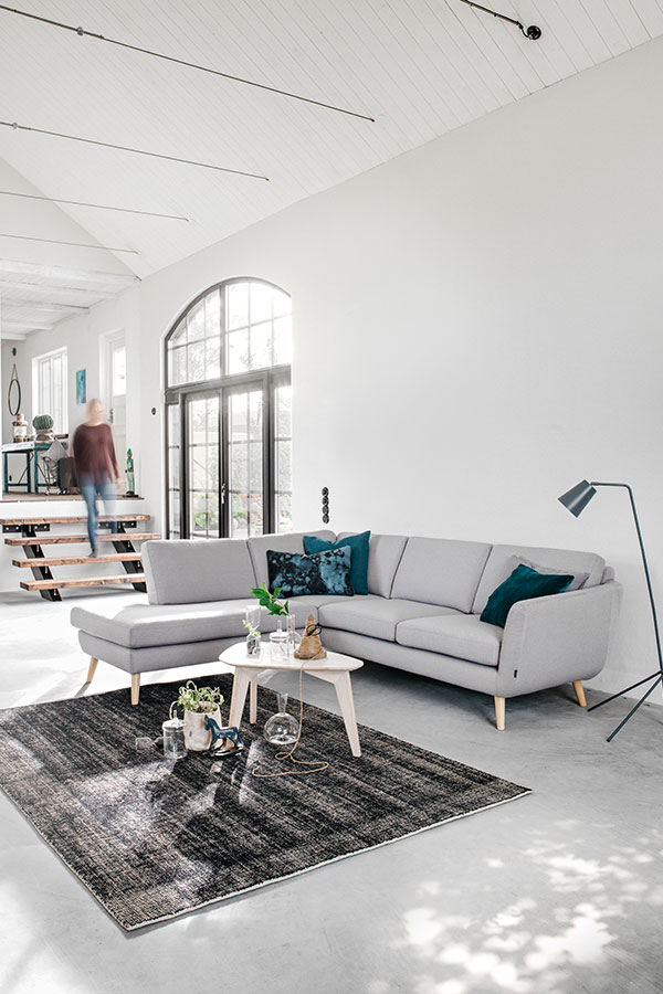 Sun sofa 2,5-seter med åpen ende venstre. Tekstil Cortina 1108-75 Silver med ubehandlede treben.