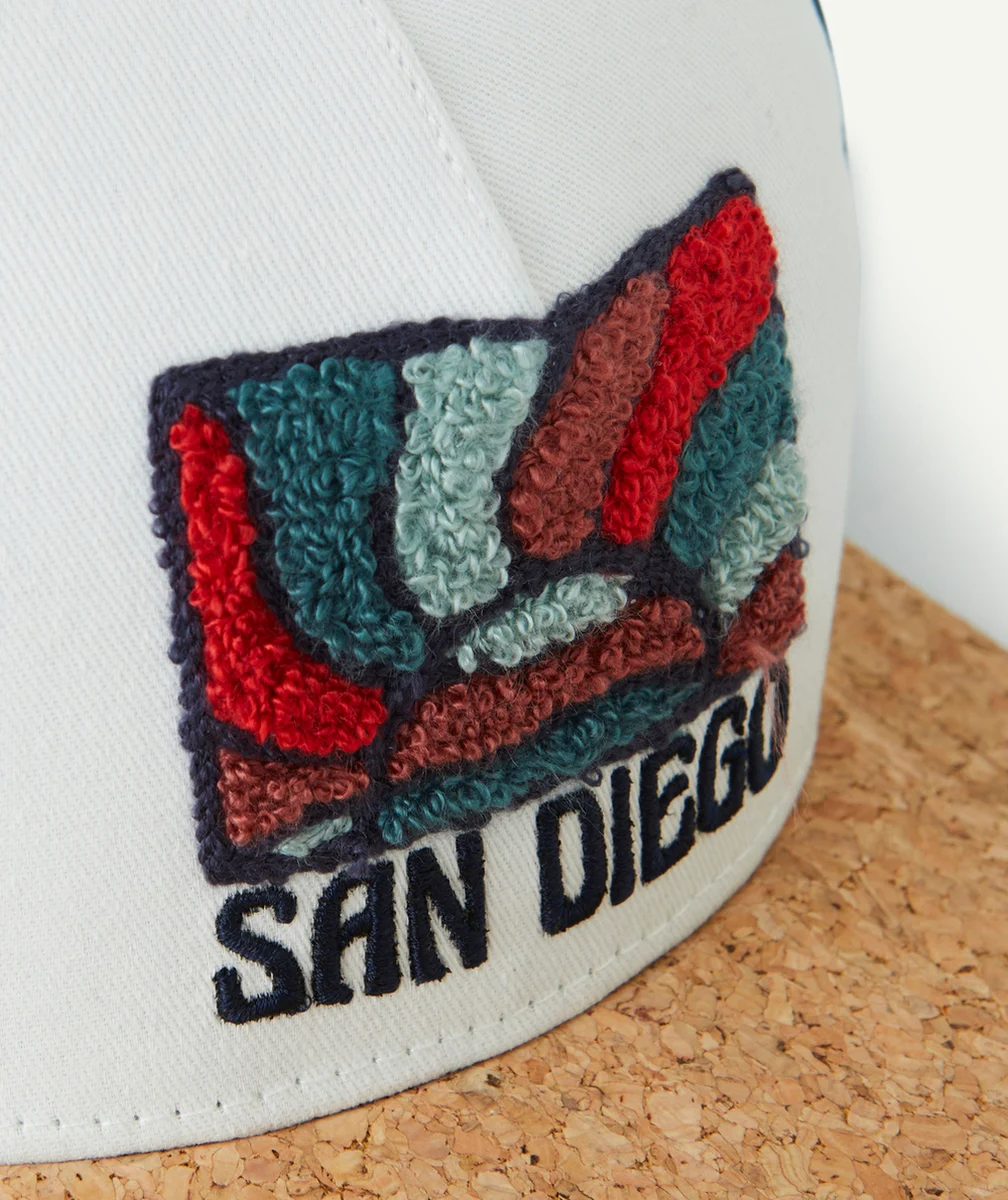 CASQUETTE GARÇON EN COTON AVEC VISIÈRE EFFET LIÈGE ET PATCH BOUCLETTES