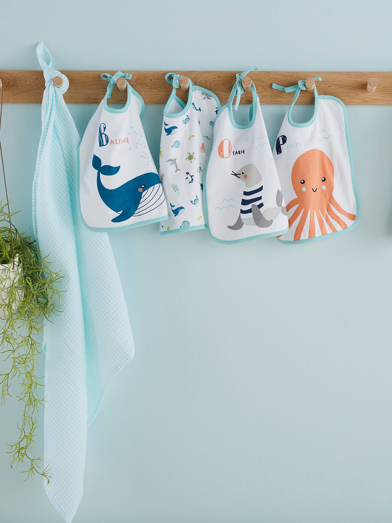 Conjunto de 7 babadores VERTBAUDET para bebês com animais marinhos, lisos, brancos com estampas.