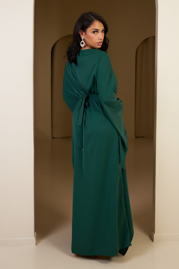 Abaya verte ceinturée à empiècement plume sur un côté