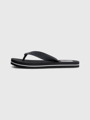 Chinelo com logotipo em relevo
