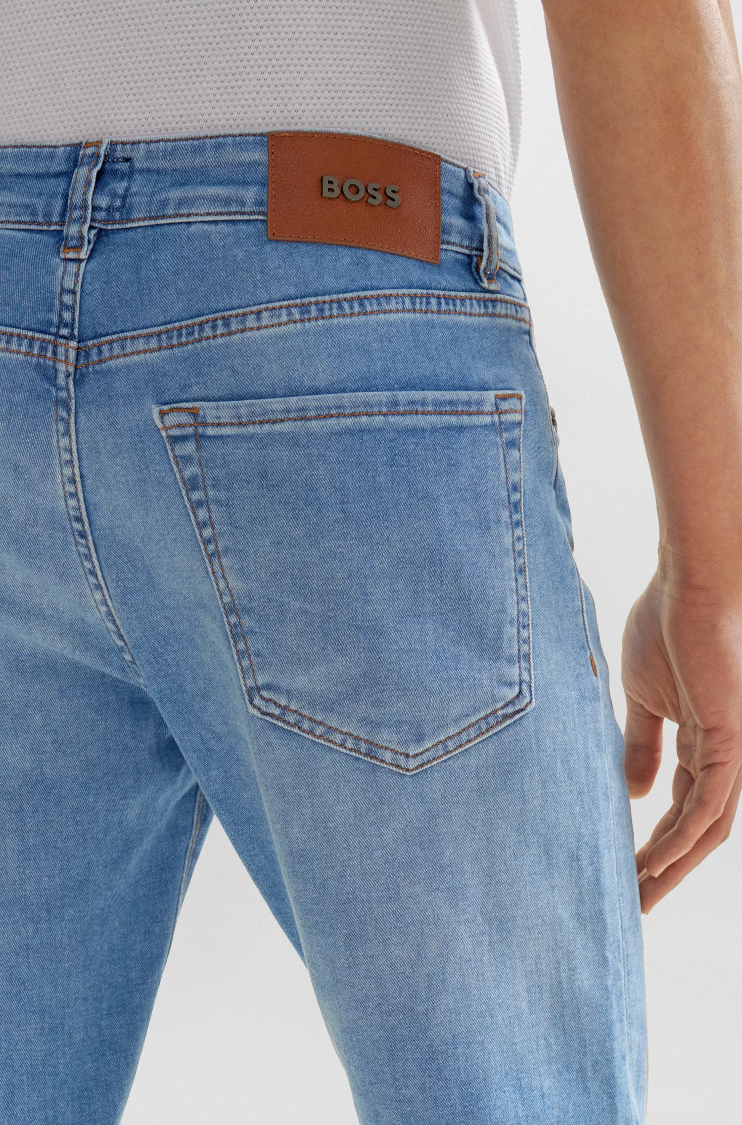Calça jeans BOSS preta, corte regular, em denim azul supermacio.