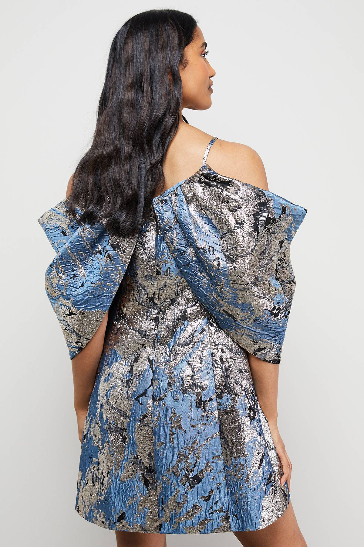 Warehouse Robe Mini à Manches Spectaculaires en Jacquard Métallisé