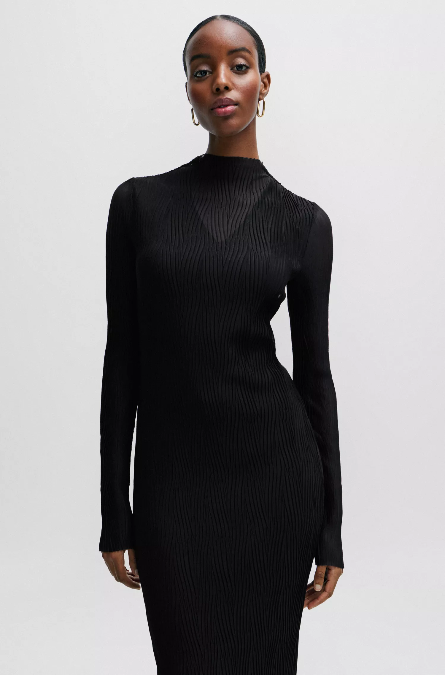 Vestido BOSS com forro preto em tule plissado e gola alta.