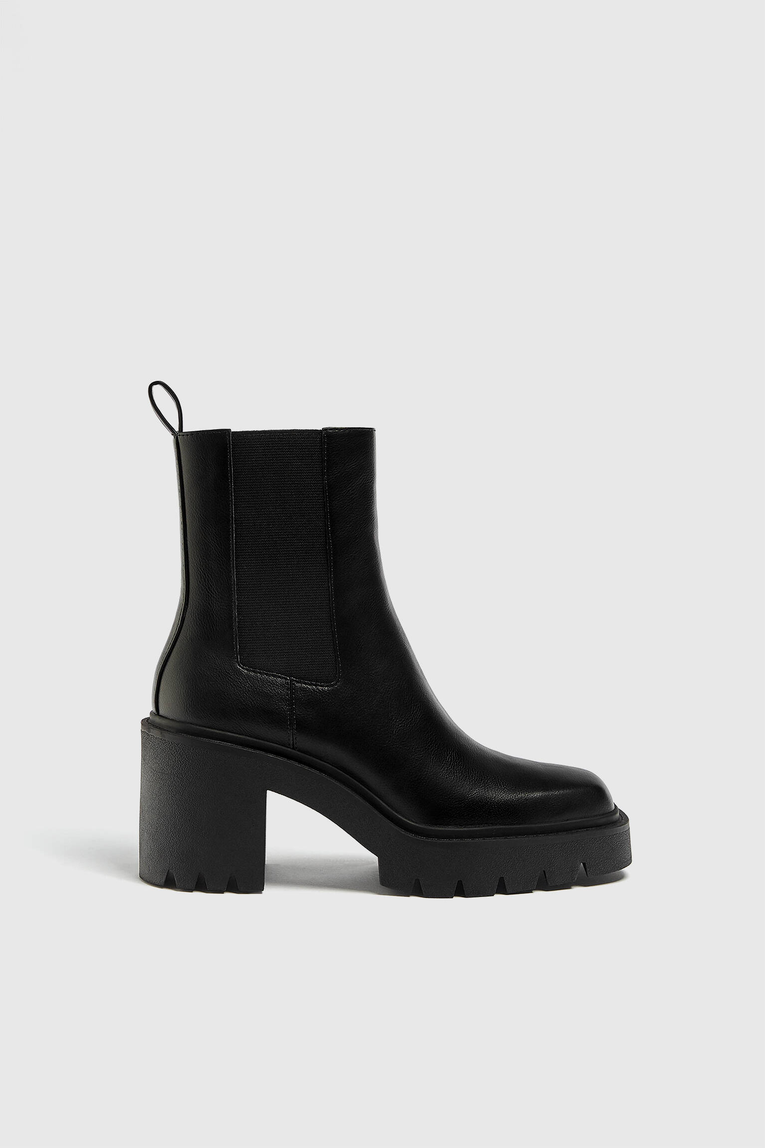 Bota Chelsea de Salto Alto - Preta