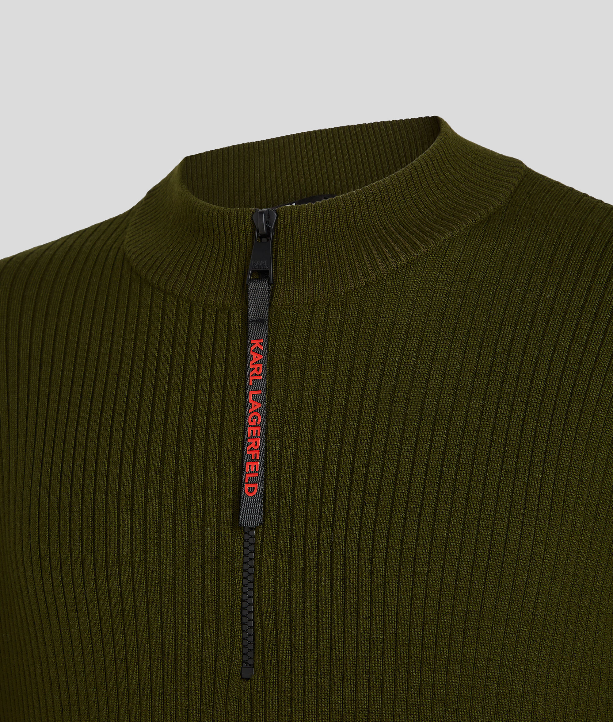 PULL À COL ROULÉ AVEC DEMI-ZIP