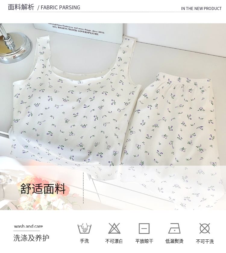 Gecko - Pyjamaset: Gewatteerde top met ronde hals en bloemenprint + shorts