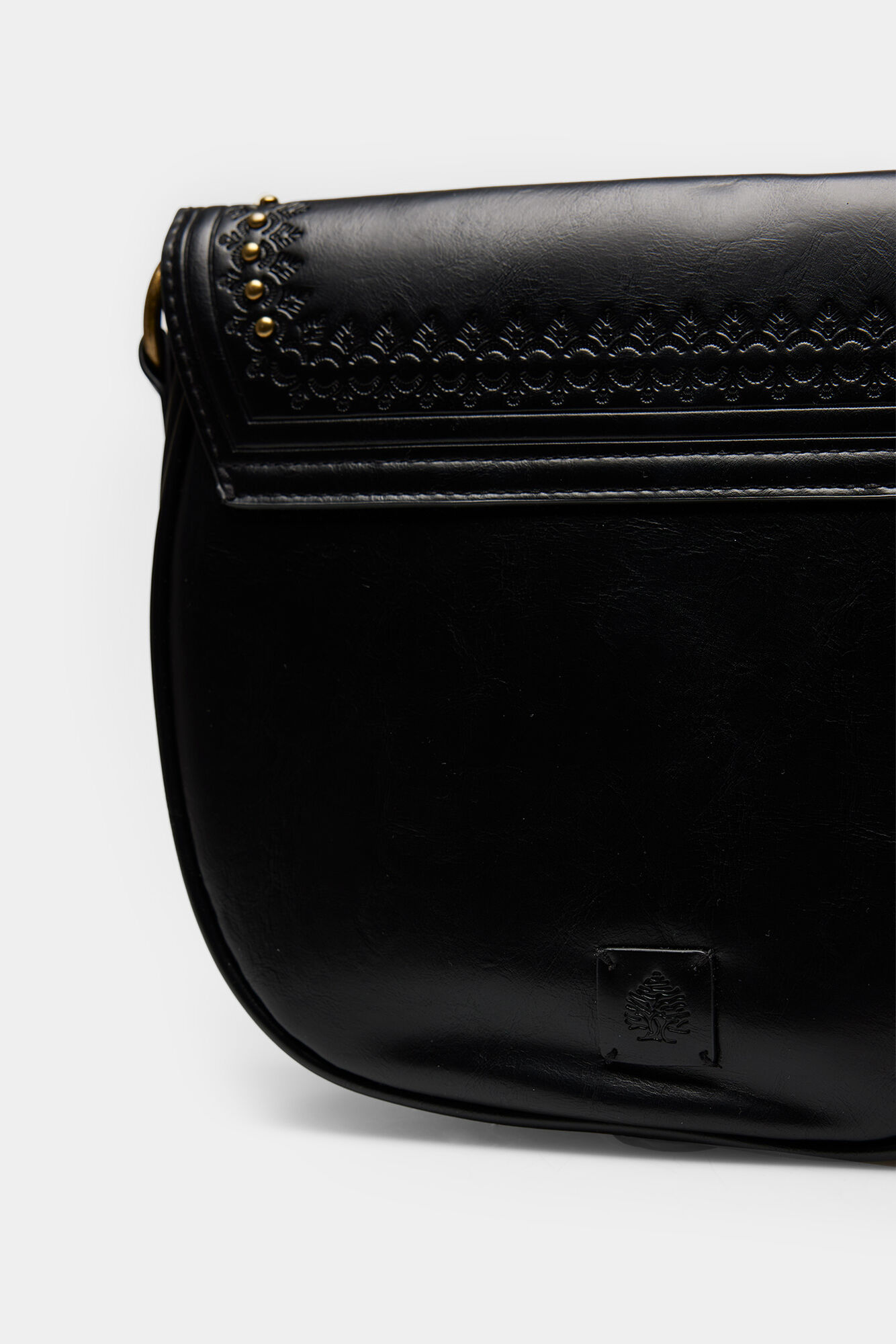 Bolsa de ombro com tachas