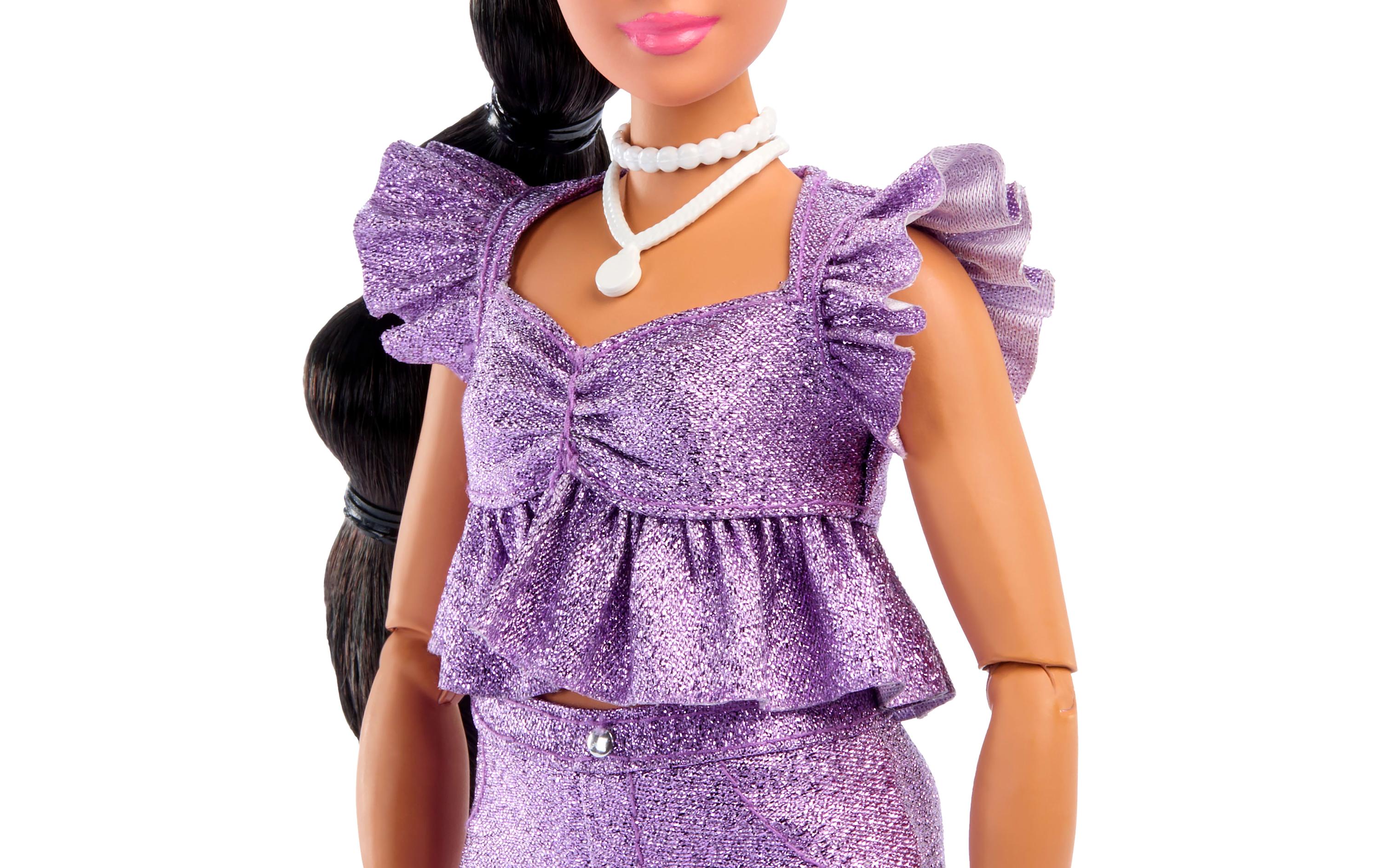 Puppe Deluxe Style Purple ShortsStyle-Modepuppe in violettem Metallic-Top und funkelnden Shorts mit Accessoires